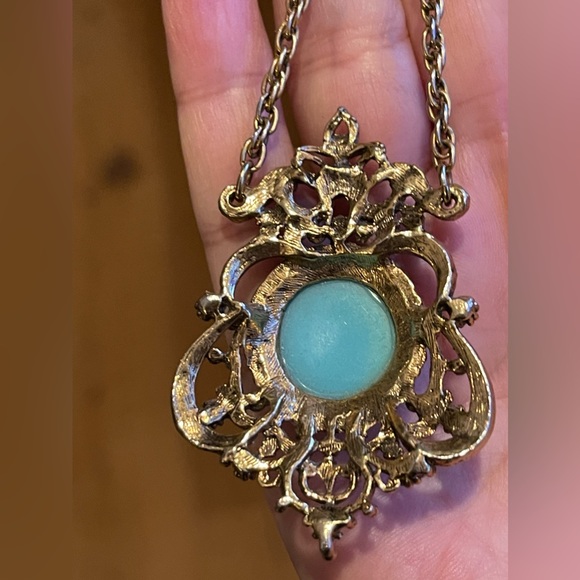 Antique style faux turquoise gold tone pendant necklace - Picture 7 of 8